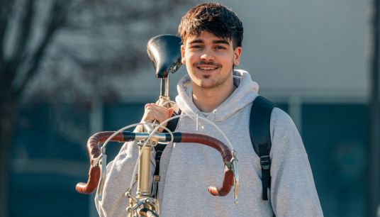 ragazzo con zaino e bicicletta