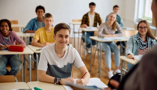 ragazzzi seduti in classe in fila