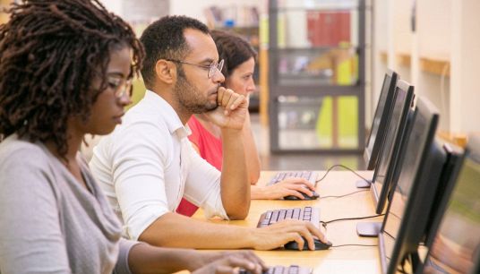 Tre ragazzi sostengono test online