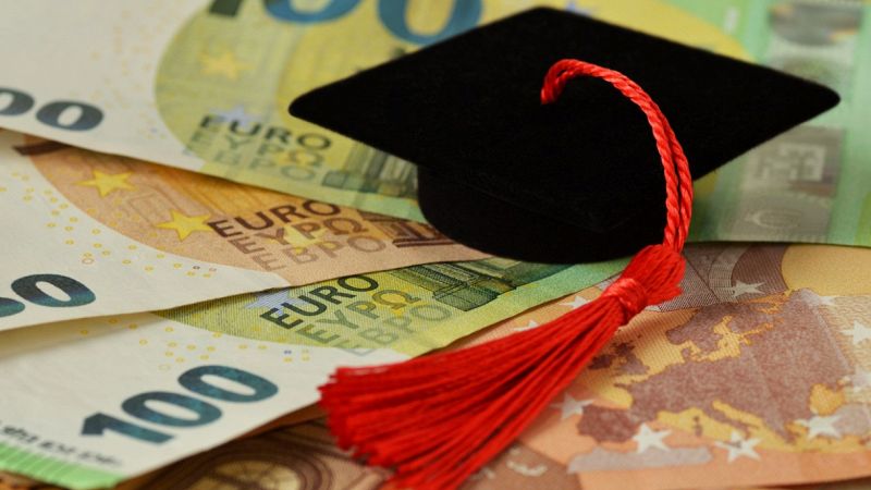I laureati italiani sono pochi e i loro stipendi sono bassi