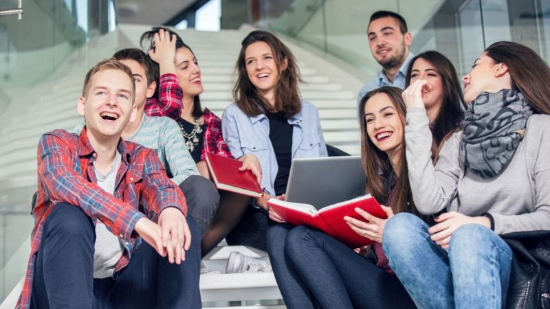 ragazzi e ragazze felici a scuola