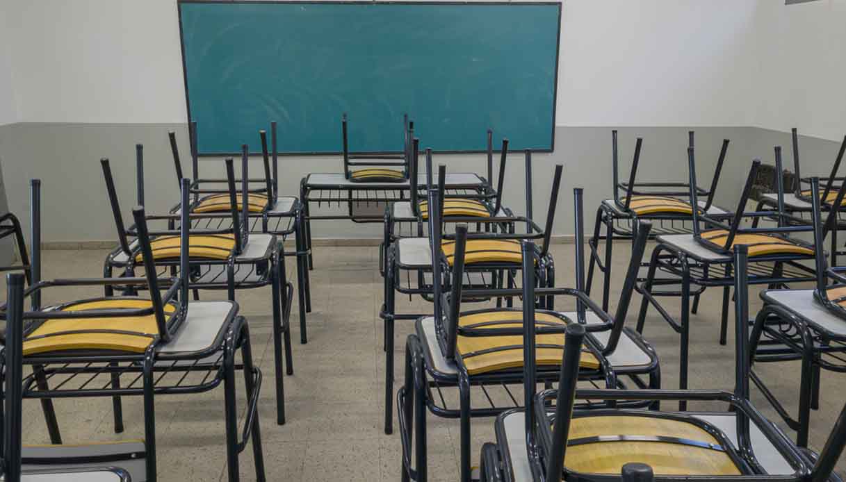 Chiusura scuole in Italia per maltempo e incendio a Napoli
