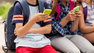 Smartphone a 12 anni per 9 bambini su 10: i voti peggiorano