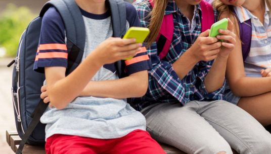 Smartphone a 12 anni per 9 bambini su 10: i voti peggiorano