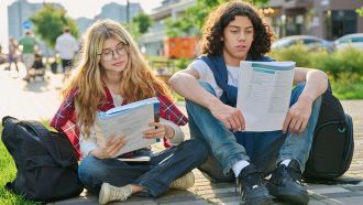 Perché le ragazze vanno meglio a scuola rispetto ai ragazzi