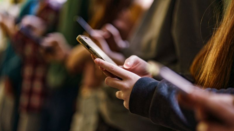 L’età del primo telefono in Italia e il ruolo dell’IA
