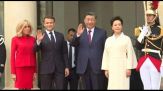 Il presidente cinese Xi Jinping e la moglie accolti da Macron all'Eliseo