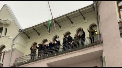 A Mosca la bandiera dei ribelli issata all'ambasciata siriana