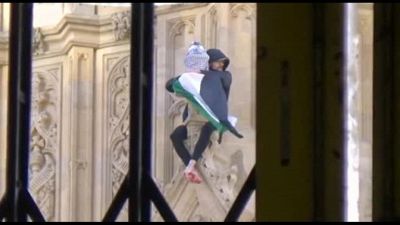 M.O., uomo si arrampica sul Big Ben con una bandiera palestinese