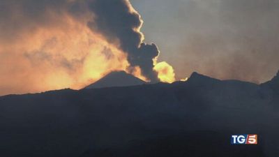 Caos voli a Catania l'Etna blocca tutto