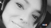 Uccisa davanti a casa è caccia al compagno