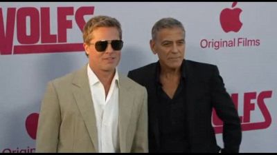 Clooney e Pitt sotto i riflettori sul red carpet di "Wolfs"
