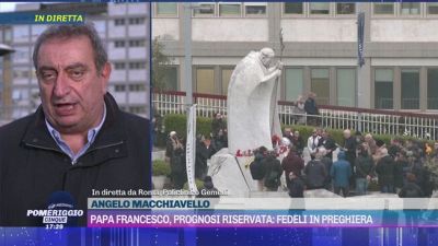 Papa Francesco, prognosi riservata: fedeli in preghiera