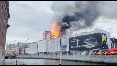 Devastante incendio al palazzo della storica Borsa di Copenaghen