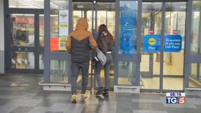 Accoltella la moglie salvata dai passanti