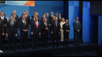 Nato, all'Aia in scena il duello Trump-Sanchez sulla spesa militare