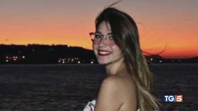22enne uccisa in strada, l'aggressore è in fuga