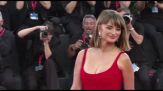 A Venezia Penelope Cruz in rosso, Bardem e Ben Affleck sul red carpet