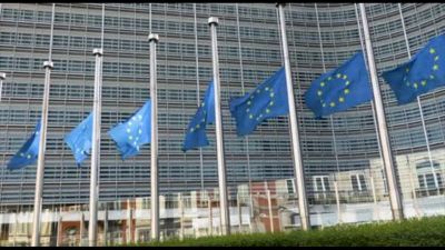 Fuori da istituzioni UE bandiere a mezz'asta dopo la morte del Papa