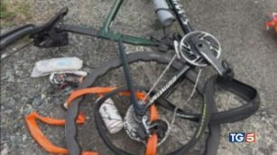 Va a caccia di ciclisti dopo la lite in strada