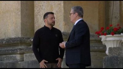 Zelensky nel Regno Unito per il summit della Comunità politica europea