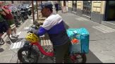 L'allarme caldo a Roma non ferma i rider: "Se ti fermi guadagni meno"
