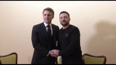Macron incontra Zelensky a margine della cerimonia di Auschwitz