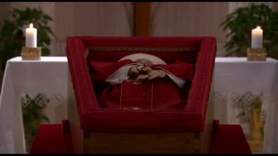 Casula rossa e rosario, prime immagini della salma di Papa Francesco