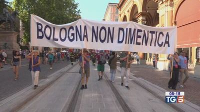 La strage di Bologna memoria e polemiche