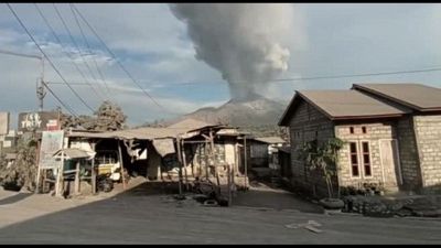 Il vulcano indonesiano erutta di nuovo dopo aver ucciso 10 persone