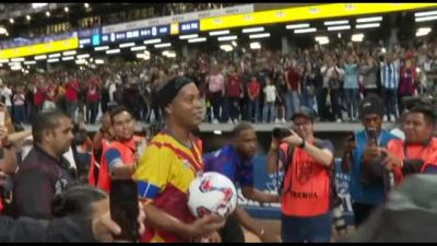 Il carisma e la classe di Ronaldinho, folla impazzita a Caracas