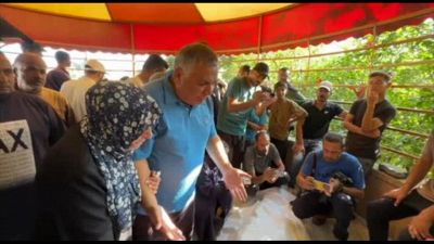 Gaza, palestinesi piangono loro cari: "Qui sofferenza, fame e morte"