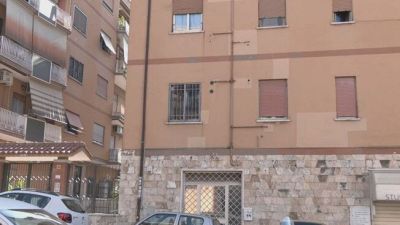Le botte e l'allarme al 112, "venite, forse è morta"