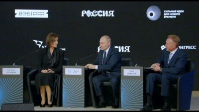 Putin lascia un forum in anticipo per telefonare a Trump