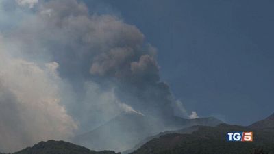 L'Etna ferma i voli, tra attese e disagi