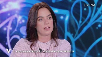 Anouchka Delon: "C'è sempre stata una guerra tra fratelli"