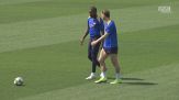 Thuram in campo, palleggi e sorrisi con Arnautovic