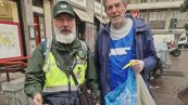 A Milano in corso Buenos Aires i volontari fanno il lavoro del Comune