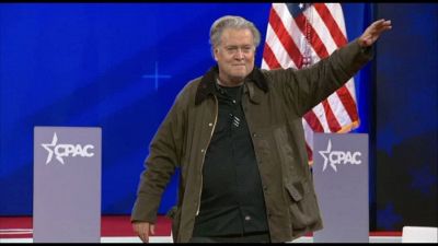 Steve Bannon accusato di aver fatto il saluto nazista