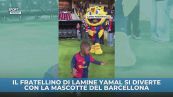 Il fratellino di Lamine Yamal si diverte con la mascotte del Barcellona