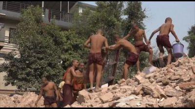 Myanmar, monaci rimuovono le macerie di un monastero di Mandalay
