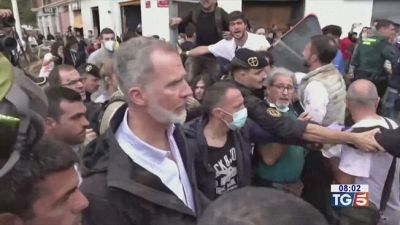 A Valencia rabbia e fango su re Felipe