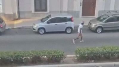 Danneggia 15 auto con una spranga e manda in ospedale 5 poliziotti