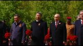 Vladimir Putin e Xi Jinping sulla tomba del milite ignoto a Mosca