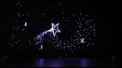 Coreografie di droni e fasci di luce a Nizza 10 anni dopo l'attentato