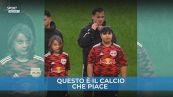 MLS: calciatori riparano i ragazzi dalla pioggia