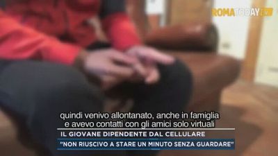 Il giovane dipendente dal cellulare