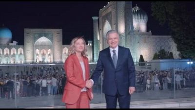 Meloni a Samarcanda, visita storica di piazza Registan