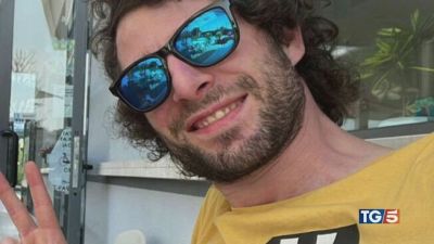 Il volto dell'assassino sul telefono del figlio