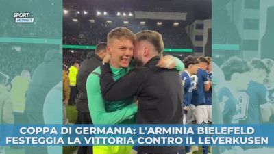 L'Arminia festeggia la vittoria contro il Leverkusen